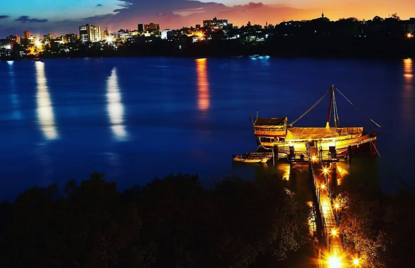 Tamarind Dhow Dinner Cruise